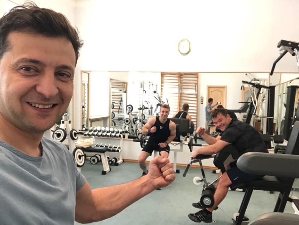 Зеленский сфотографировался в спортзале в АП и порадовался, что предшественники не украли гантели (ФОТО)