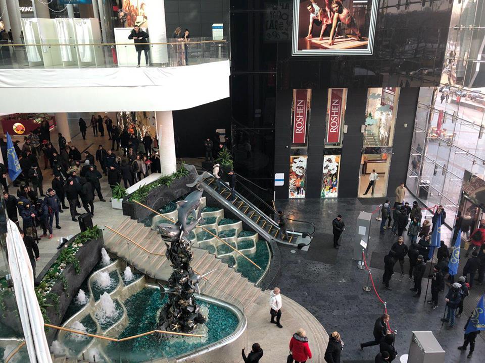 Берем под свой контроль: Националисты снова пришли в ТРЦ Ocean Plaza и потолкались с полицией