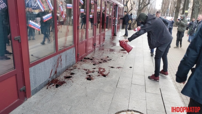 Беспорядки под НАБУ: Вход облили животной кровью и забросали яйцами, организатора задержали