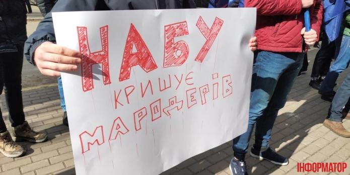 Беспорядки под НАБУ: Вход облили животной кровью и забросали яйцами, организатора задержали