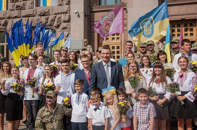 Кличко: Сегодня украинский флаг – это и символ, и оберег, с которым идут в бой