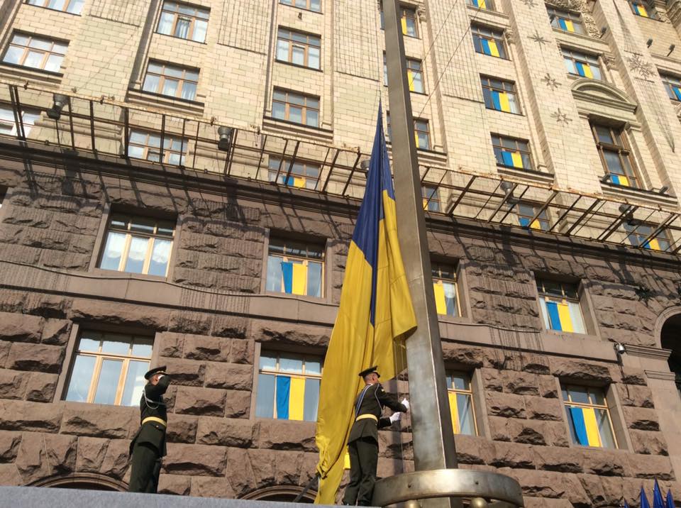 Кличко: Сегодня украинский флаг – это и символ, и оберег, с которым идут в бой