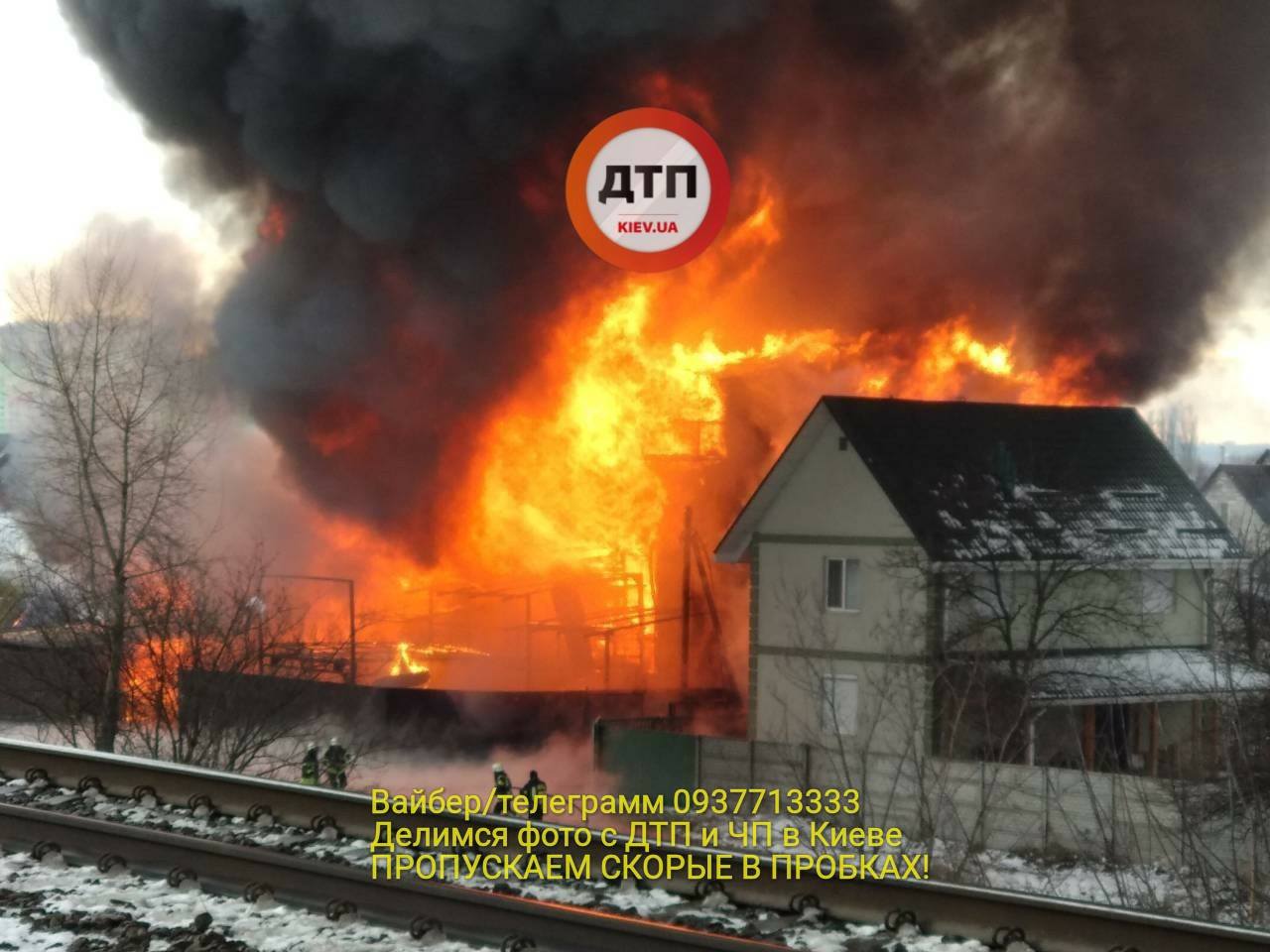 Масштабный пожар на столичных Русановских садах: Возгорание в частном доме ликвидируют 14 автомобилей