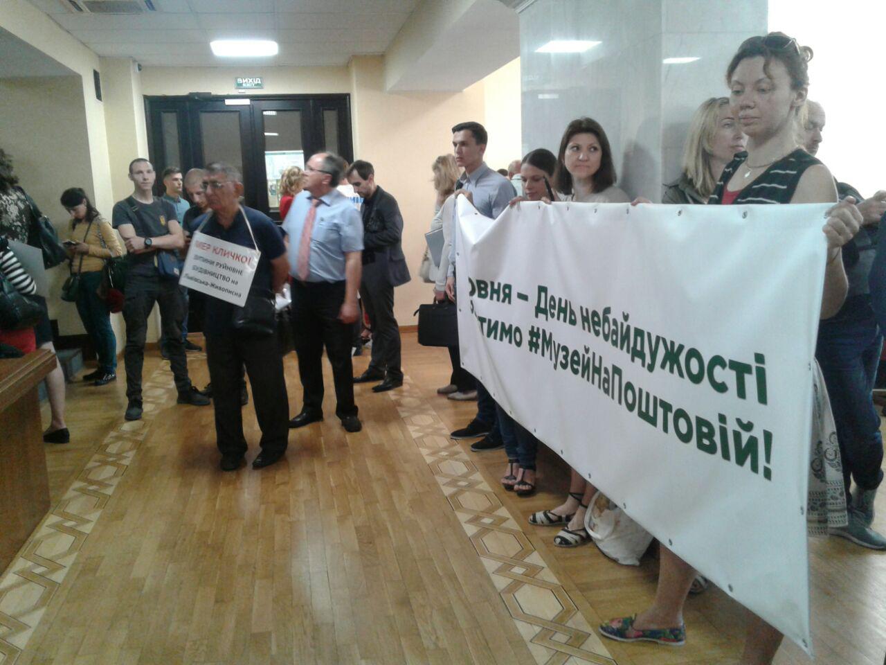 Музей на Почтовой площади: Сессия Киесовета закончилась потасовкой, выход из зала заблокирован