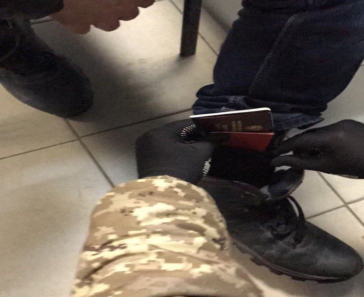 На границе с РФ в Харьковской обл. у мужчины обнаружили российские документы, выданные в аннексированном Крыму