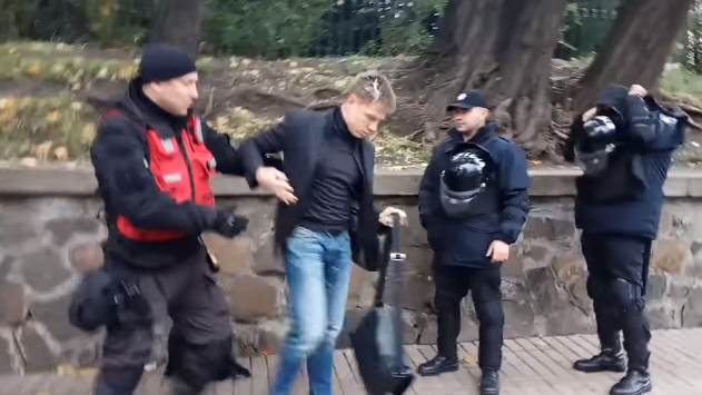 Нардепа Гончаренко забросали яйцами возле Верховной Рады