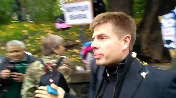 Нардепа Гончаренко забросали яйцами возле Верховной Рады