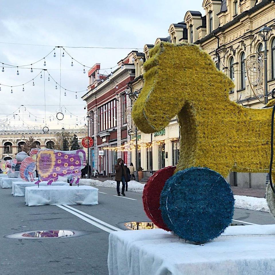 Новогодняя елка и удивительные звери Марии Примаченко: Контрактовую площадь в Киеве украсили к праздникам