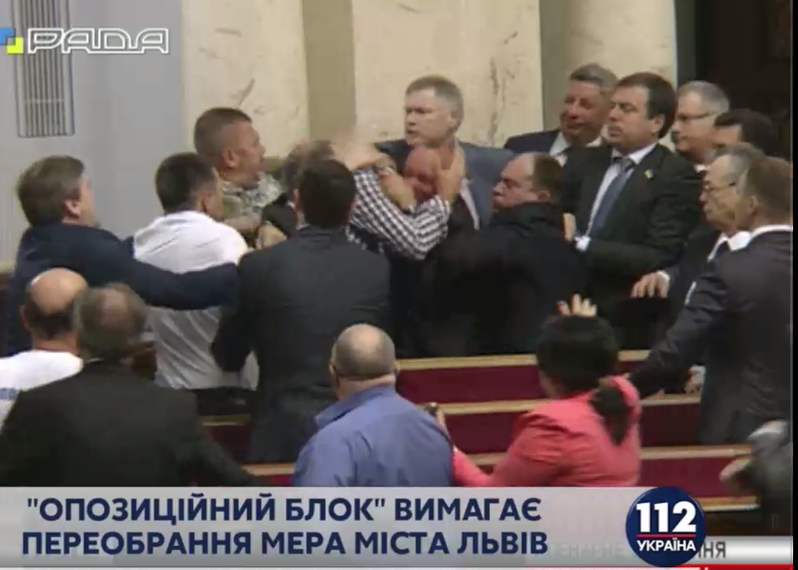 Парасюк устроил драку с нардепом от Оппозиционного блока Колесниковым