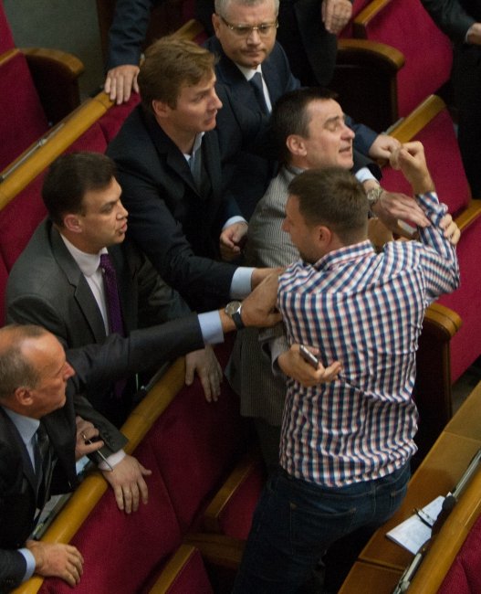 Парасюк устроил драку с нардепом от Оппозиционного блока Колесниковым