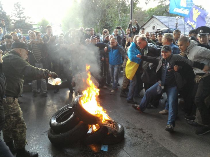 Под зданием ДМК в Каменском прошел митинг Свободы и Правого сектора