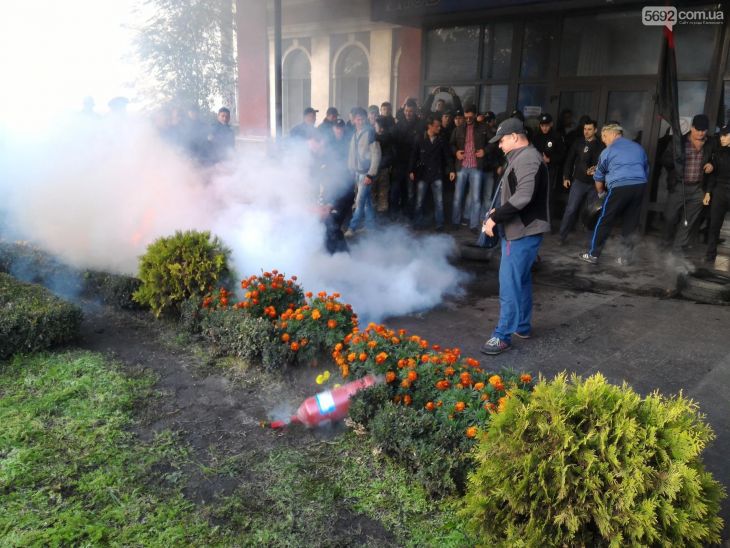 Под зданием ДМК в Каменском прошел митинг Свободы и Правого сектора