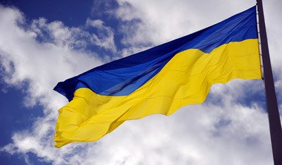 Руфер установил украинский флаг на доме со звездой на Крещатике