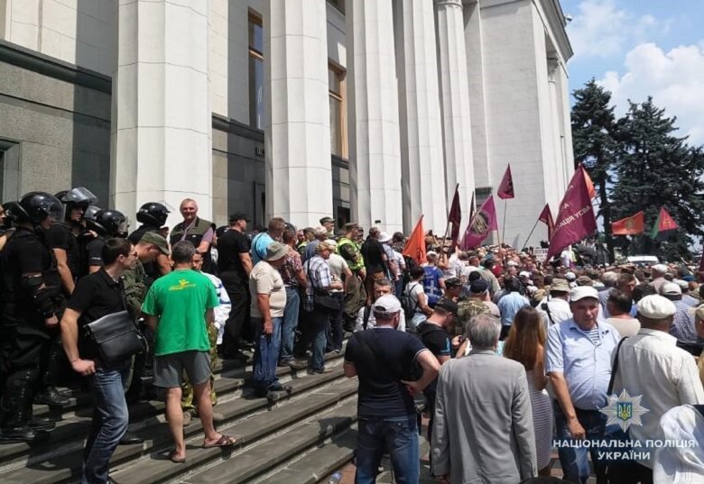 Трое полицейских пострадали в ходе стычек у здания Верховной Рады, - Крищенко