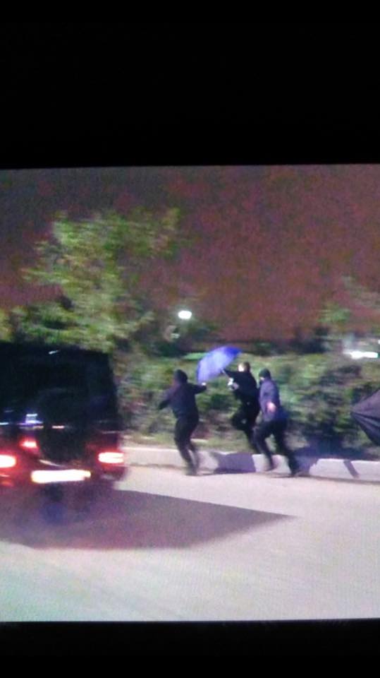 В аэропорту Киев неизвестные напали на журналистов Радио Свобода, снимавших прилет Медведчука