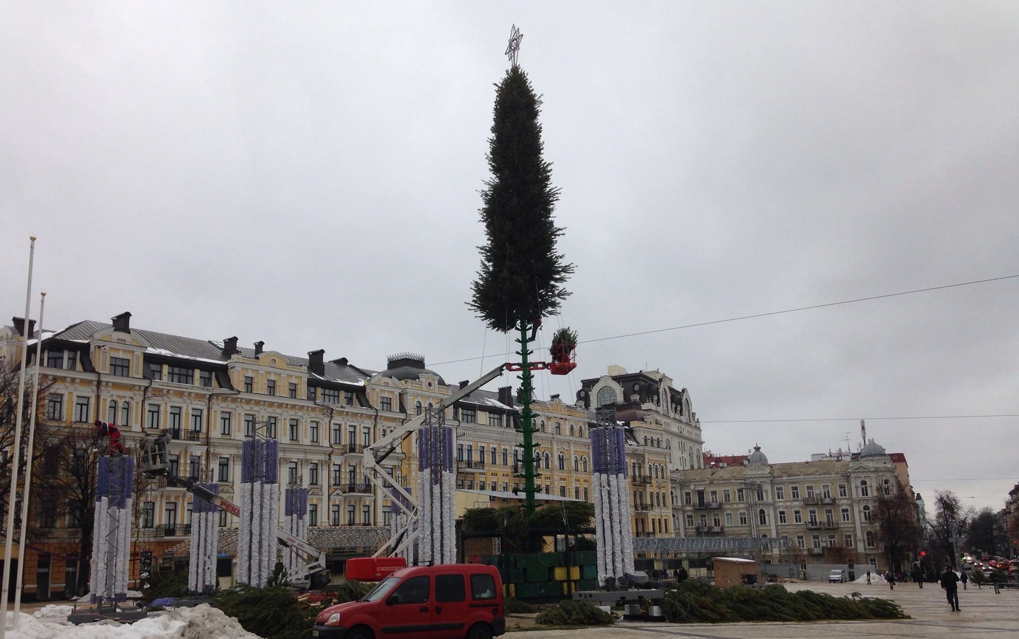 В центре Киева начали устанавливать главную новогоднюю елку Украины