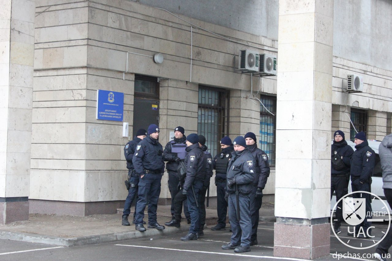 В Днепре происходят массовые беспорядки под офисом партии Укроп (фото, видео)
