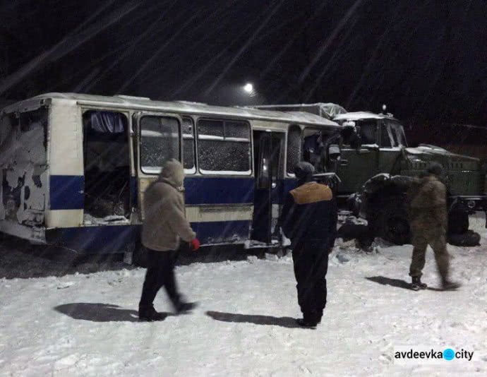 В Донецкой обл. автобус с шахтерами попал в ДТП с военным КрАЗом, 17 человек пострадали