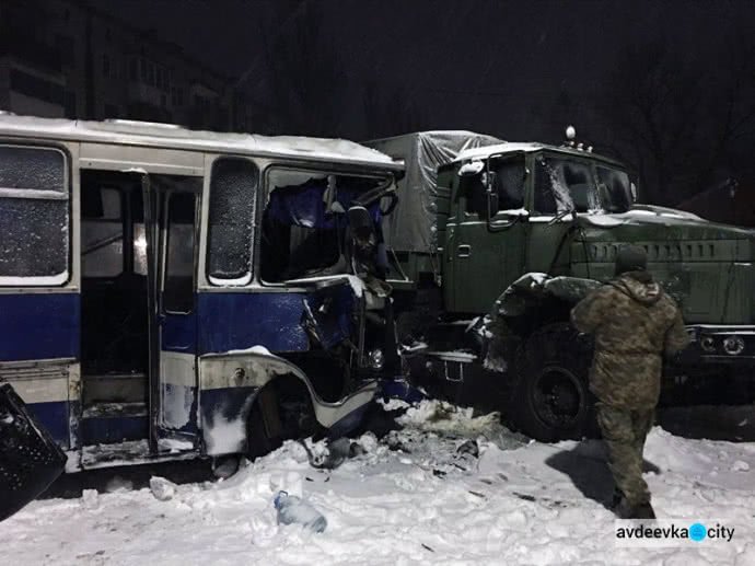 В Донецкой обл. автобус с шахтерами попал в ДТП с военным КрАЗом, 17 человек пострадали