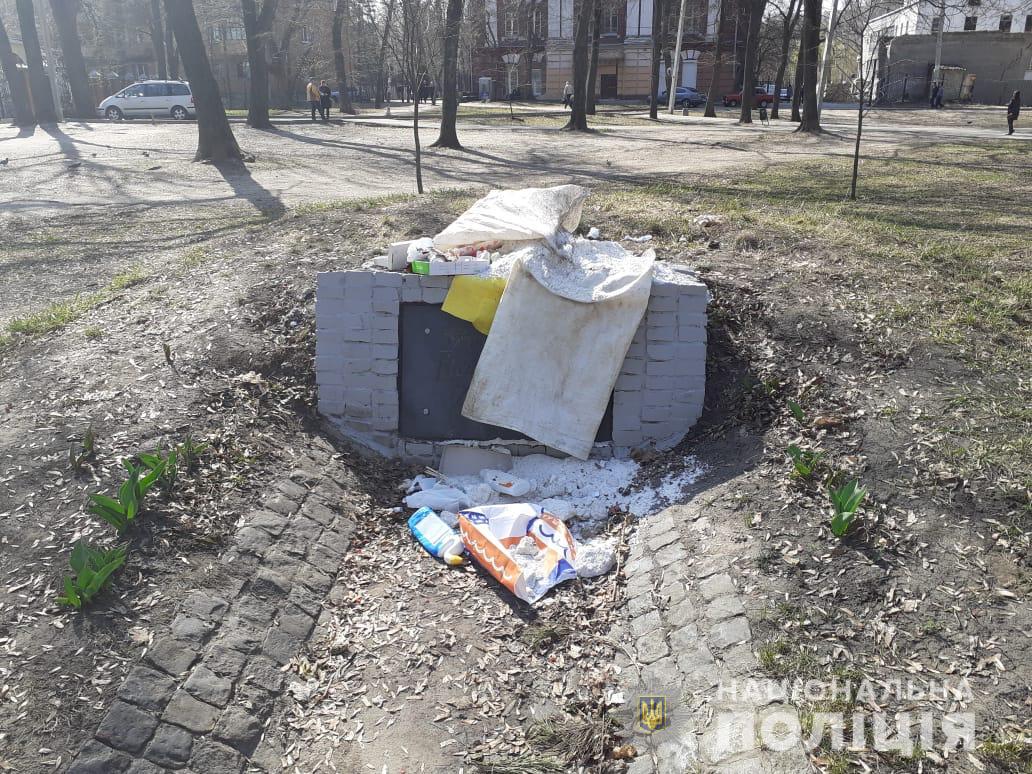 В Харькове забросали мусором памятник воинам УПА