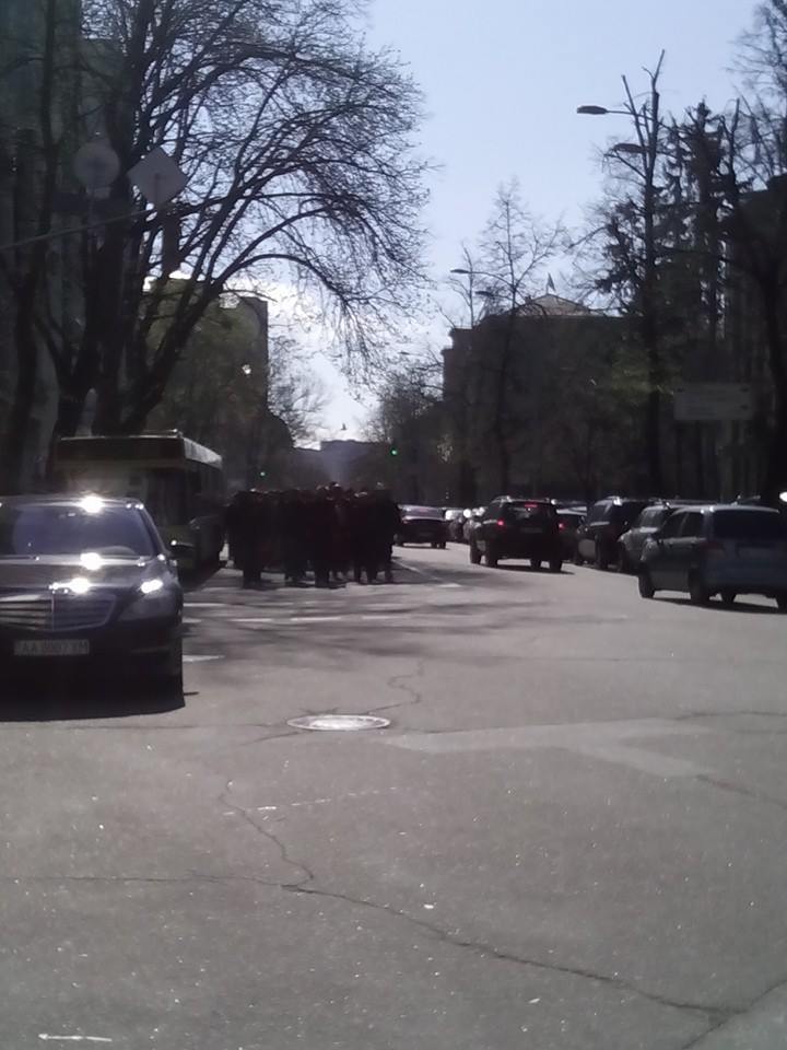 В Киеве более тысячи митингующих шахтеров вплотную приблизились к зданию АП