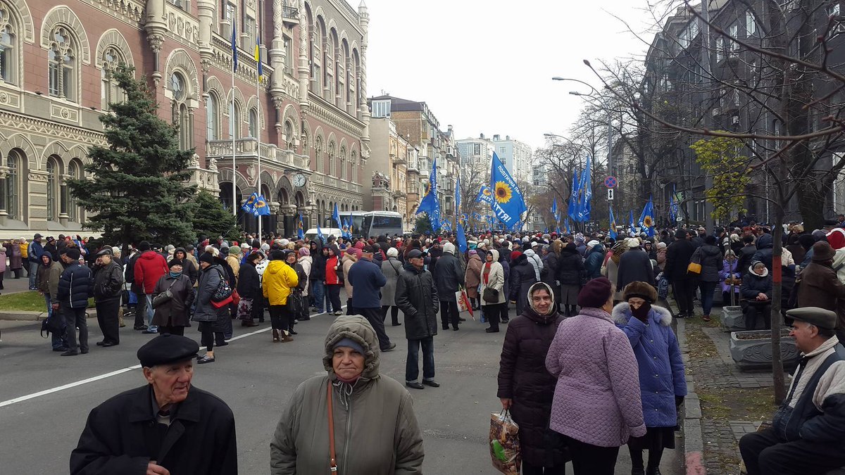 В Киеве митингующие под Нацбанком перекрыли улицу Институтскую