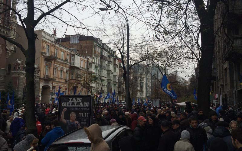 В Киеве митингующие под Нацбанком перекрыли улицу Институтскую