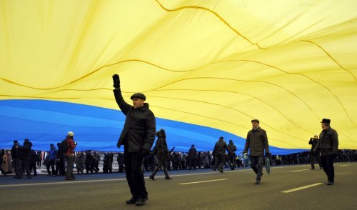 В Киеве на мосту Патона развернули 30-метровый флаг Украины в честь Дня соборности
