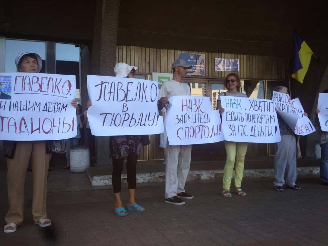В Киеве продолжаются масштабные протесты под НАПК