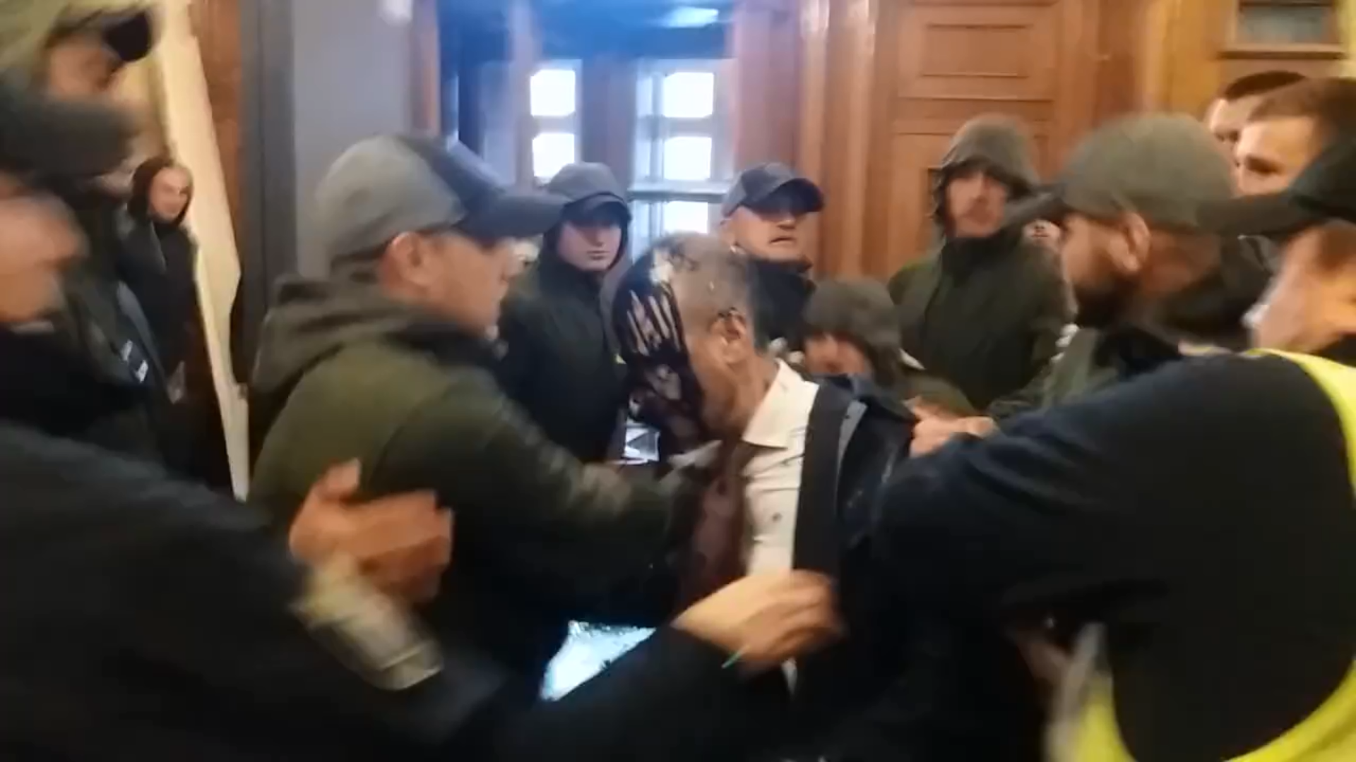 В Киевсовете облили зеленкой депутата Гусовского, его доставили в больницу