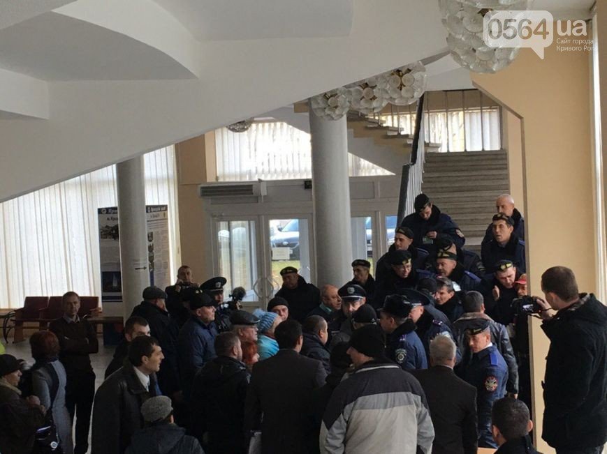 В Криворожском горсовете перед сессией произошли потасовки граждан с Муниципальной гвардией