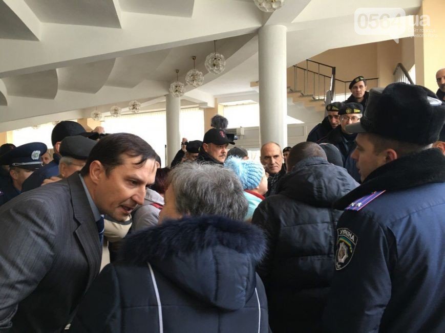 В Криворожском горсовете перед сессией произошли потасовки граждан с Муниципальной гвардией