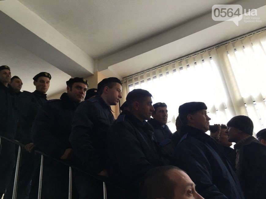 В Криворожском горсовете перед сессией произошли потасовки граждан с Муниципальной гвардией