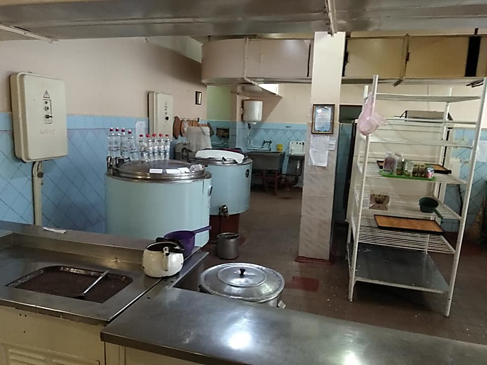 В Николаеве полиция проводит массовые обыски в школах и ряде коммунальных и частных предприятий (фото)