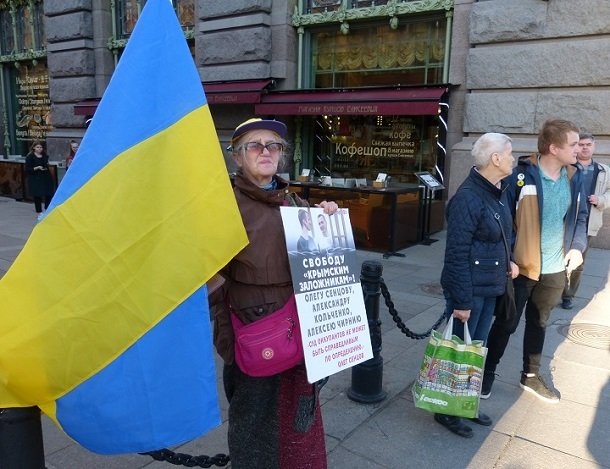 В Санкт-Петербурге на митинге боевик ЛНР порвал украинский флаг