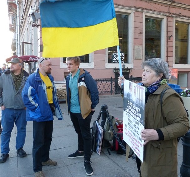 В Санкт-Петербурге на митинге боевик ЛНР порвал украинский флаг