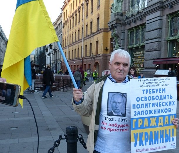 В Санкт-Петербурге на митинге боевик ЛНР порвал украинский флаг