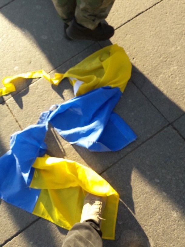 В Санкт-Петербурге на митинге боевик ЛНР порвал украинский флаг