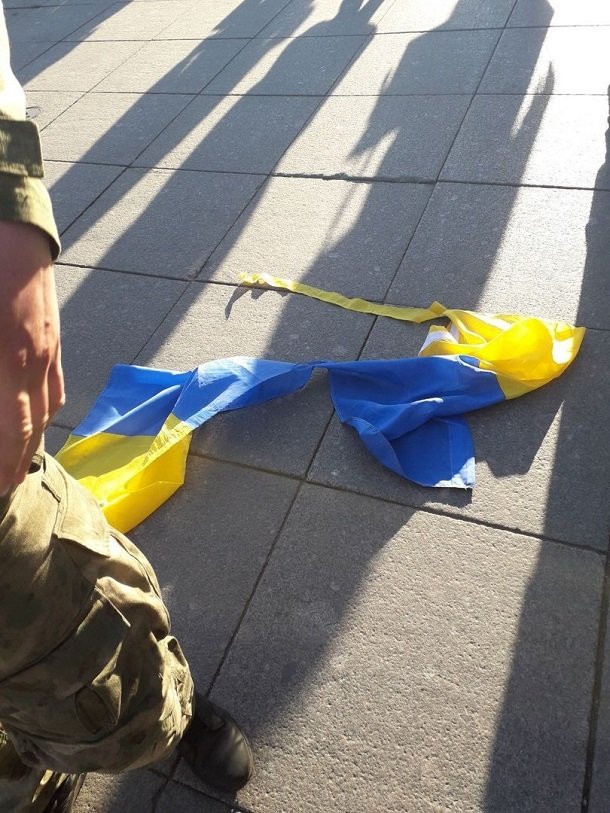 В Санкт-Петербурге на митинге боевик ЛНР порвал украинский флаг