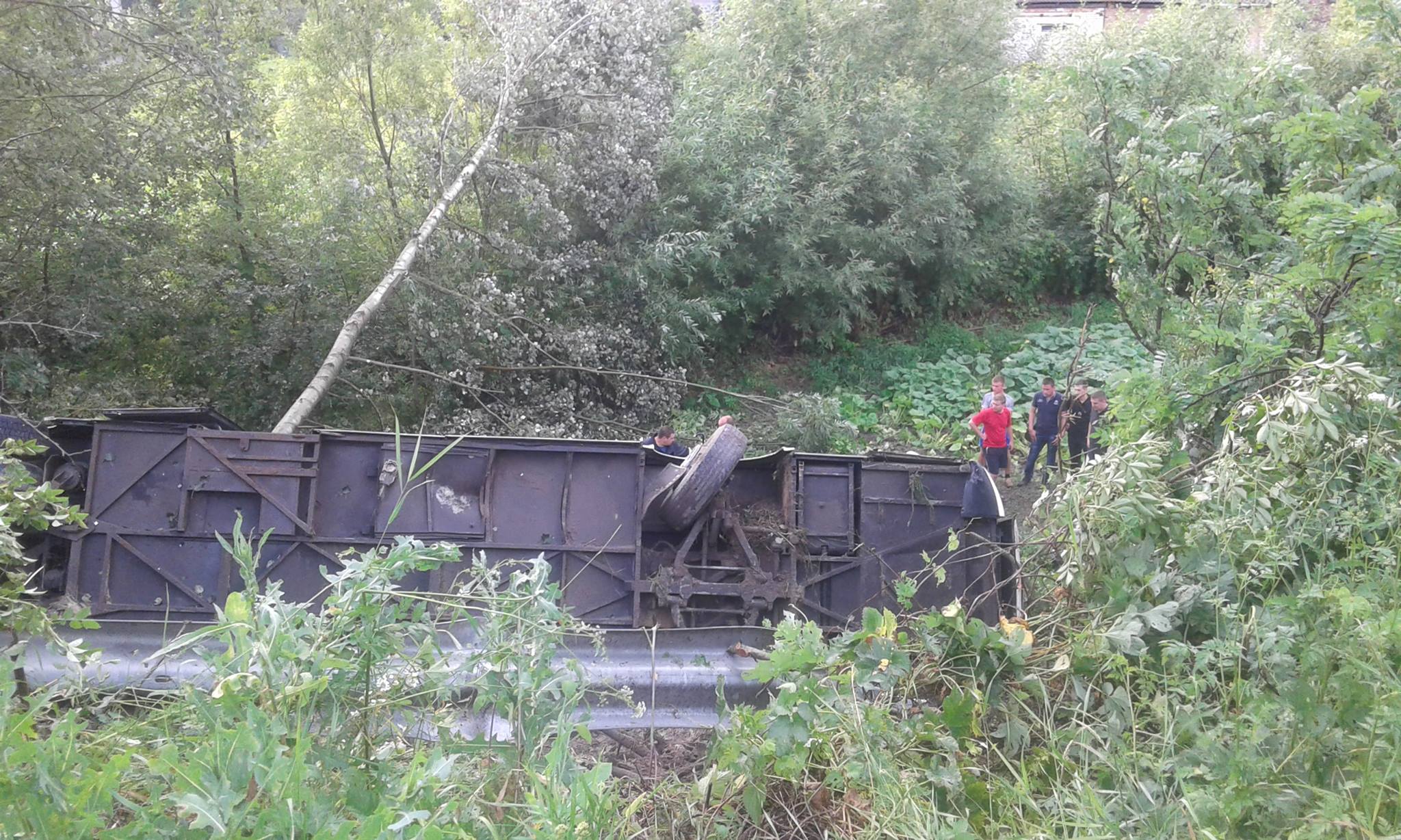 В Тернопольской обл. автобус с 45 туристами слетел с обрыва,сообщается о жертвах и многочисленных пострадавших