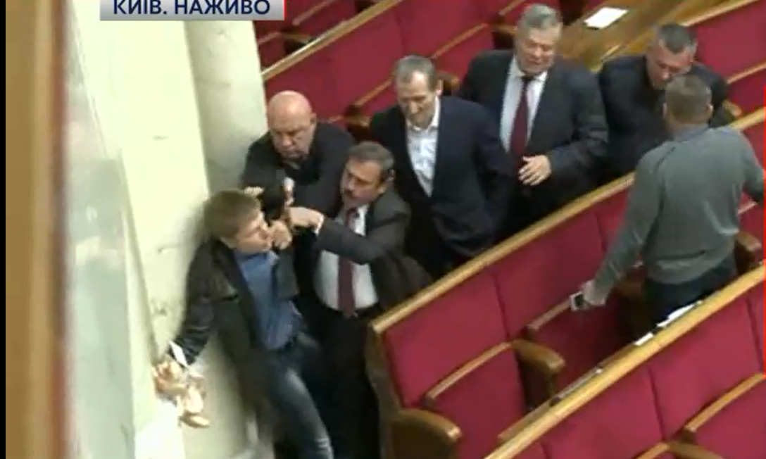 В зале Рады произошла потасовка между Гончаренко и нардепами от Оппоблока