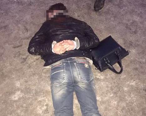 В Запорожье СБУ задержала таможенника во время получении 1700 долларов взятки