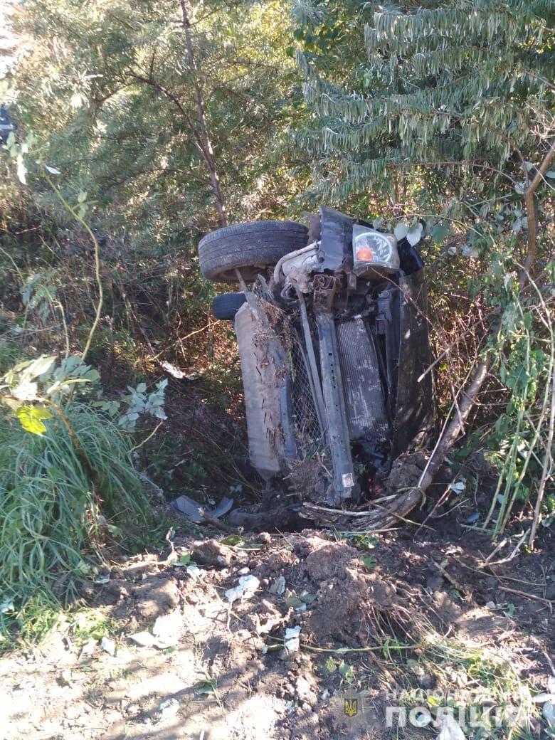 Во Львовской обл. легковушка слетела в кювет, пострадали четыре ребенка