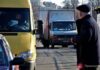 Спустя 20 месяцев Новощепной ряд снова можно проехать насквозь, но с парковкой — проблемы. Фото