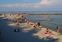 В Одессе люди купаются на заминированных пляжах прямо при полиции