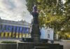 На Биржевой площади в Одессе голову Пушкину накрыли розовым пакетом