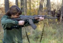 Выстрелила из винтовки: в Одесской области мать ранила девятилетнюю дочь