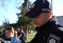 В Одессе мужчина с ножами напал на полицейских: его остановили огнестрельным оружием