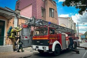 В центре Одессы горел дом: спасали людей, кота и собаку В центре Одессы горел дом: спасали людей, кота и собаку