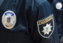 Полуобнаженный мужчина в Одессе крушил корпус Политеха и заведение питания — его задержала полиция